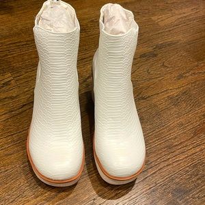 Brand new Pierre Dumas boots, never worn